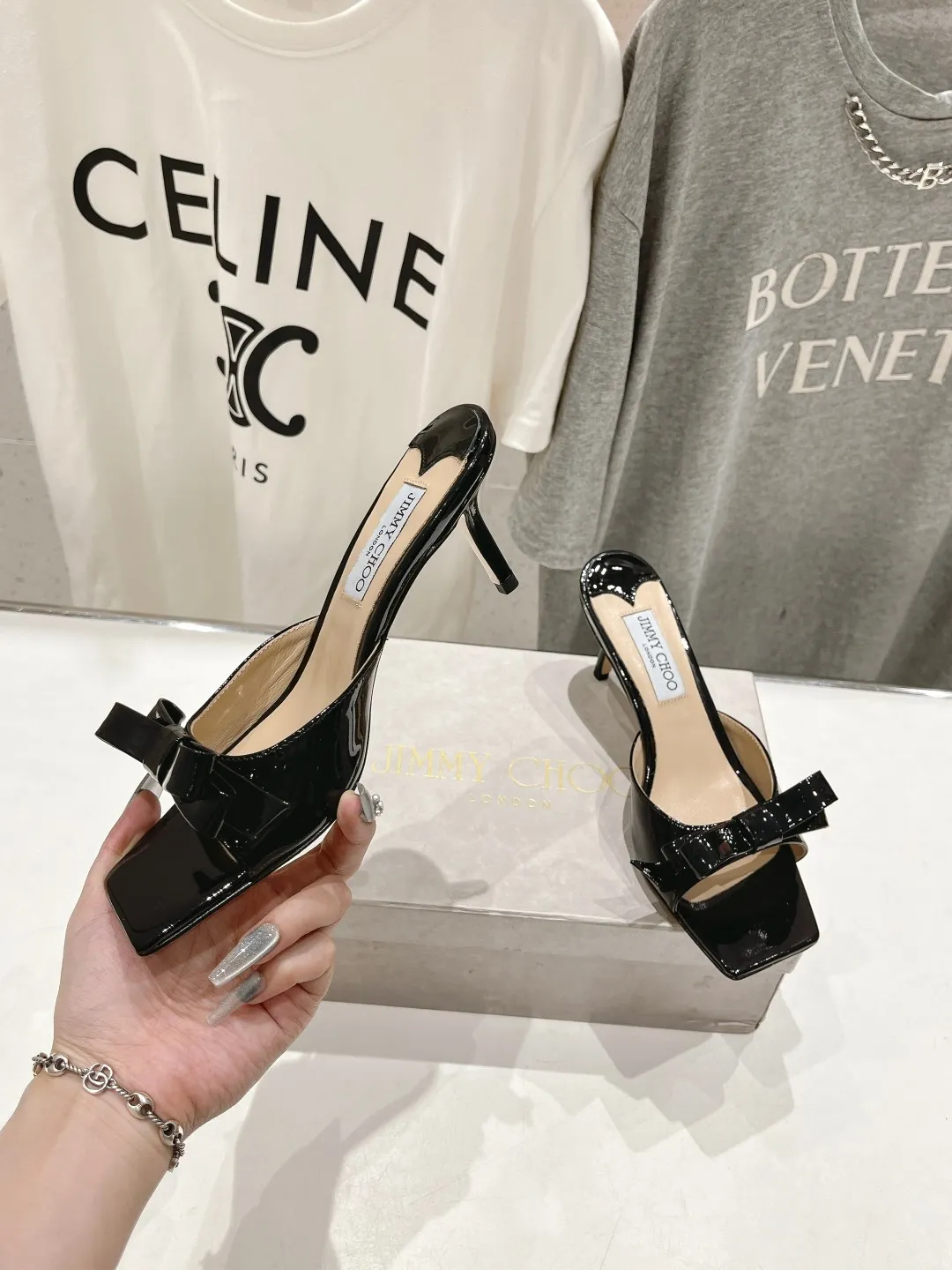 The high version leaves the factory 💰580 JIMMY CHOO*｜JC/Jimmy Zhou 2024ss summer new bow high-heeled slippers. Original last, perfect lines, simple and elegant, thick heels that show temperament on the feet, comfortable and versatile, and can also elongate the legs, make them taller, slimmer and longer. JC is best at girls who are sweet, and it adds seductive sexiness 😍 ✔Fabric: imported cow patent leather ✔Lining: imported crystal sheepskin ✔Sole: Italian genuine leather outsole ✔Heel height: 6.5cm ✔Size: 35-39 (custom-made 40 to 41 non-refundable)